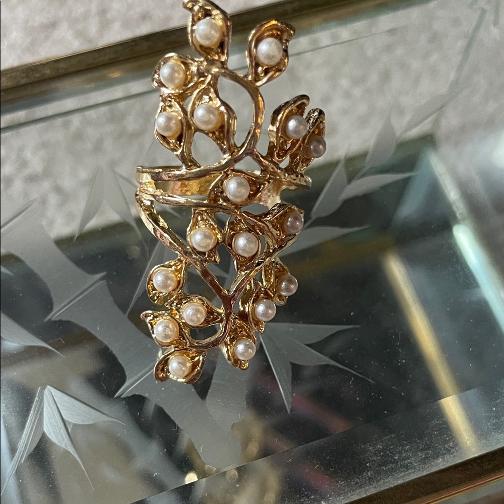 Elegant vintage Gold and Pearl coctail ring